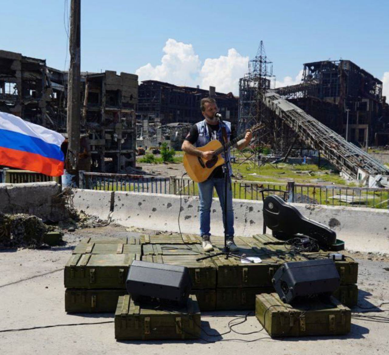 Оккупанты устроили рок-концерт на руинах