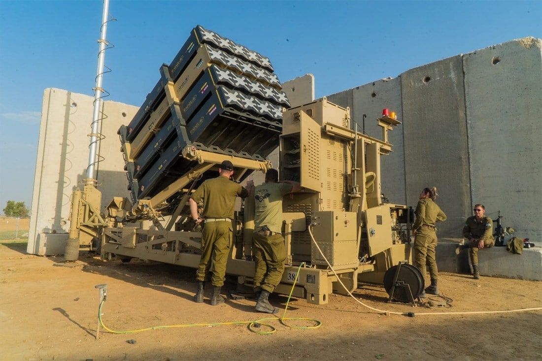 Из-за угрозы ответных ракетных ударов в Израиле открыли бомбоубежища и поменяли порядок взлета самолетов