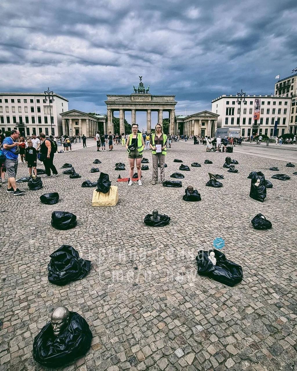В Берлине устроили протестный спектакль и выставку о преступлениях Советского Союза 