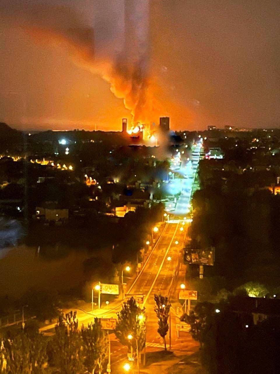 В Донецке сейчас пожар после взрывов в районе пивзавода