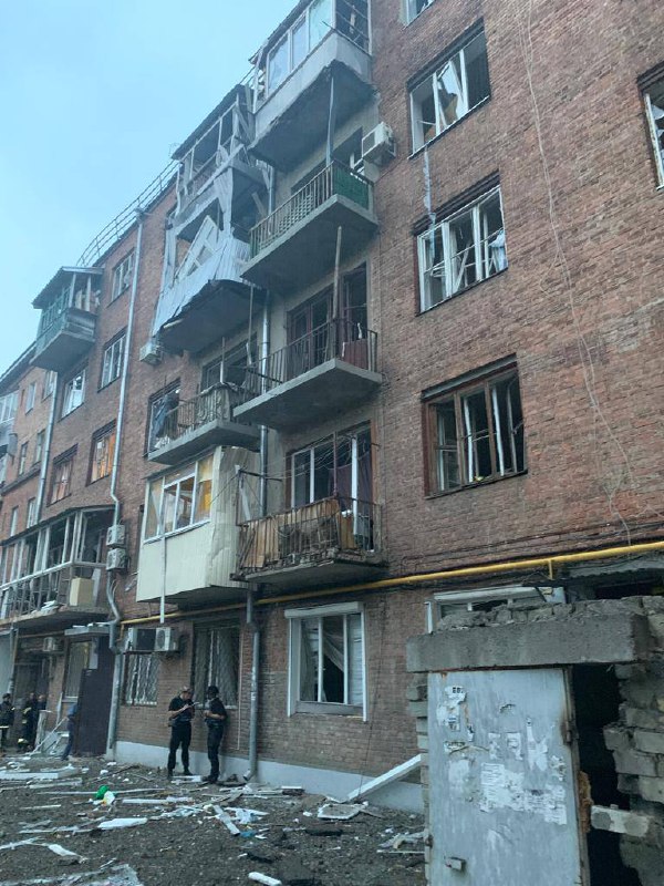 Результаты «прилета» русской ракеты во двор жилого дома в центре Харькова