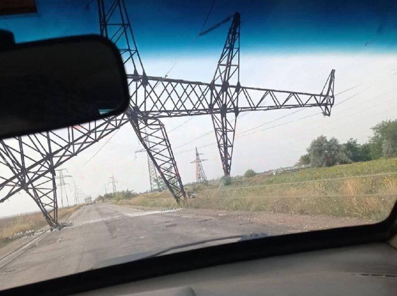 В сети появились фото упавших высоковольтных линий в Херсонской области