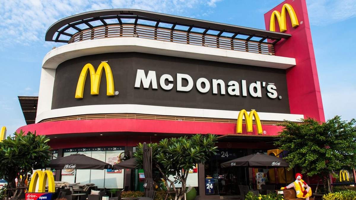 McDonald’s відновлює роботу в Україні, – глава МЗС Дмитро Кулеба