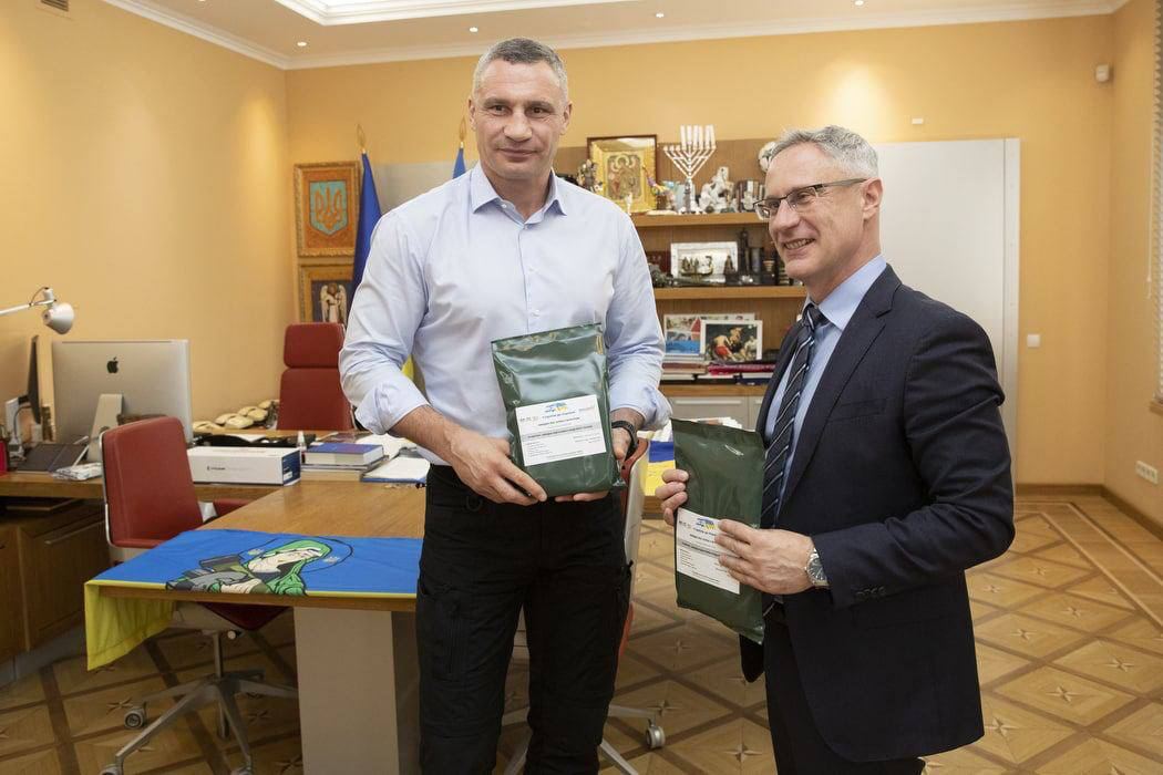 Кличко встретился с послом Израиля: передали 50 тысяч пакетов питания с нагревающими элементами для ВСУ