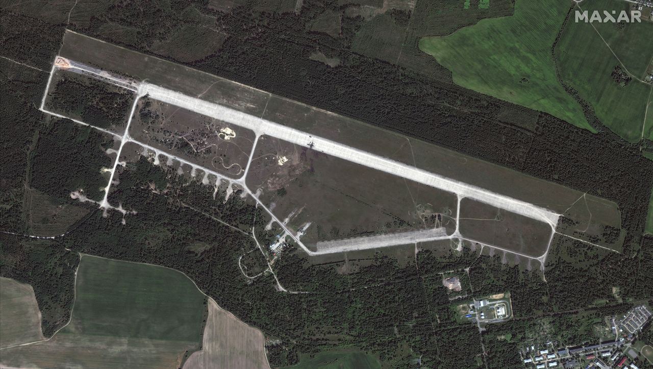 А вот и первые спутниковые снимки военного аэродрома «Зябровка» в Белларуси после ночных взрывов 10 августа