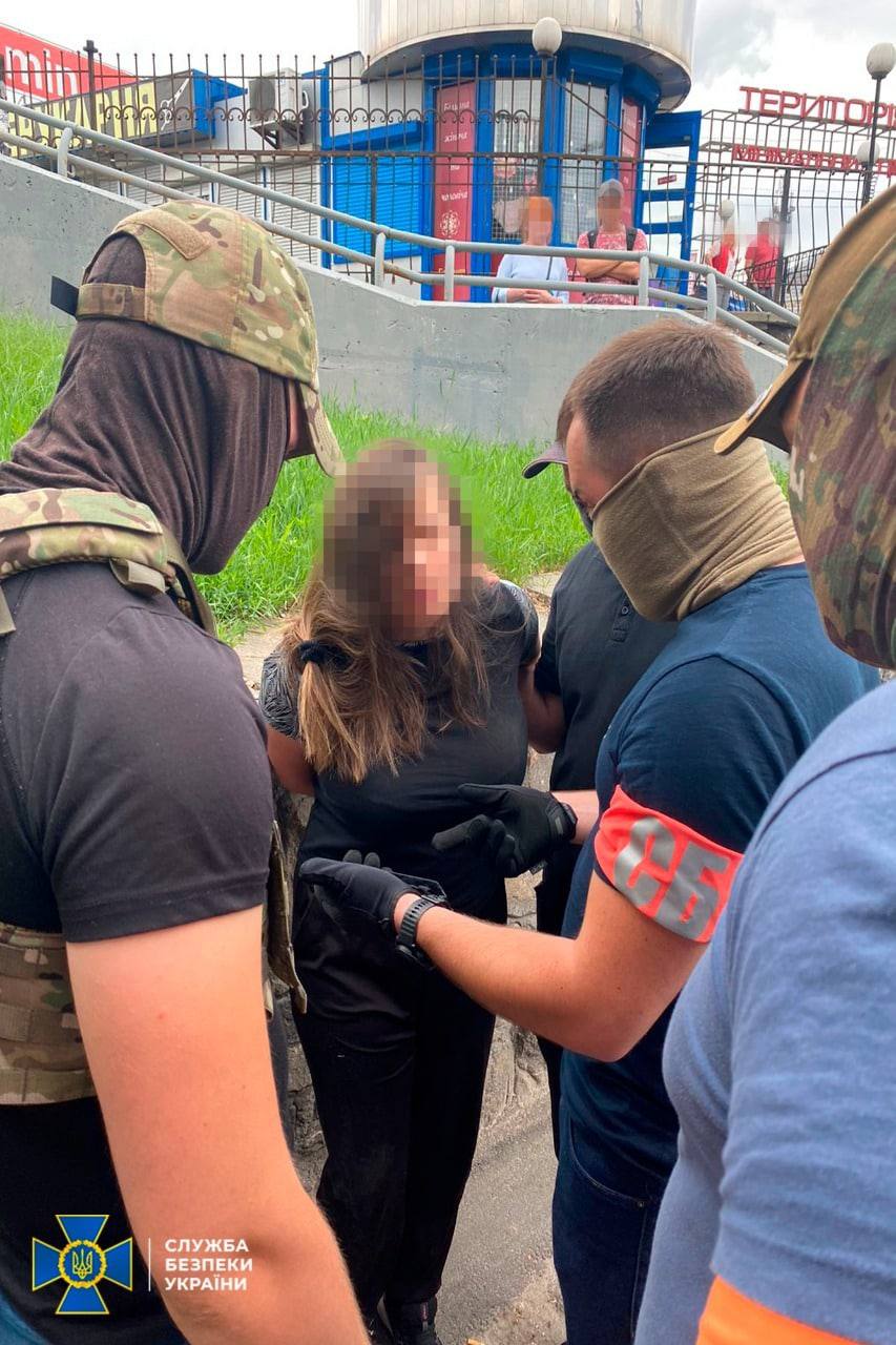 СБУ задержала 35-летнюю киевлянку, которая «сливала» инфу о местоположении военных подразделений и критически важных объектов инфраструктуры своим рососийским координаторам