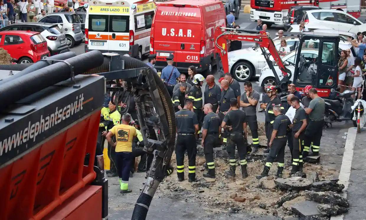 В центре Рима спасатели около 8 часов доставали застрявшего в тоннеле мужчину, выкопанного им для ограбления банка, – The Guardian