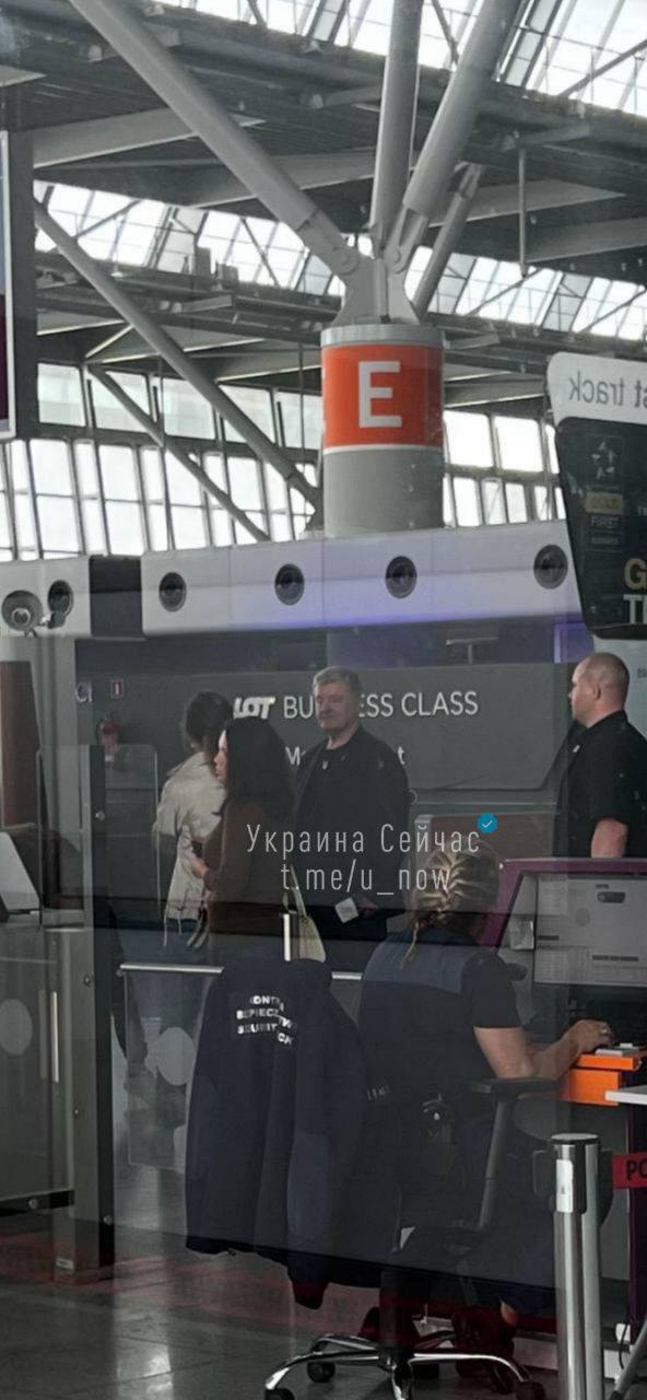 Экс-президента Украины Петра Порошенко заметили в аэропорту Варшавы