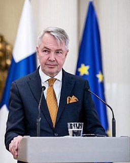 Министр иностранных дел Финляндии Пекка Хаависто заявил, что cтрана намерена усложнить россиянам выдачу туристических виз, оставив для подачи документов на них только один день в неделю