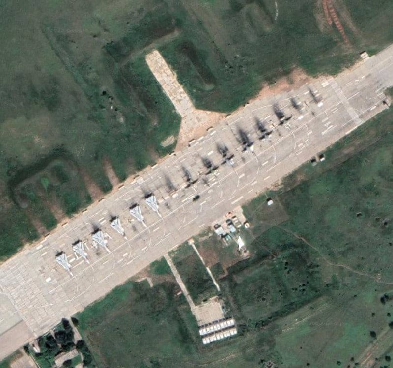 Сообщают, что так выглядела военная авиабаза РФ в Крыму, над которой очевидцы видели «клубы черного дыма»