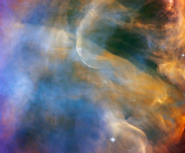 Фото излучения новорожденной звезды в туманности Ориона