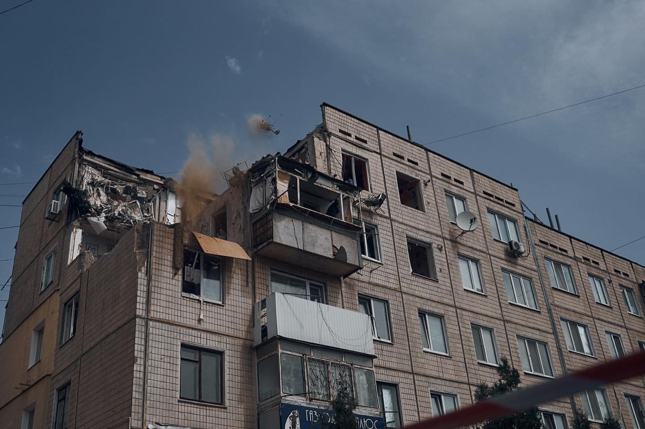 Зеленский опубликовал очередную подборку фото и отметил, что оккупанты стреляют по жилым домам, чтобы «убить чувство дома»: