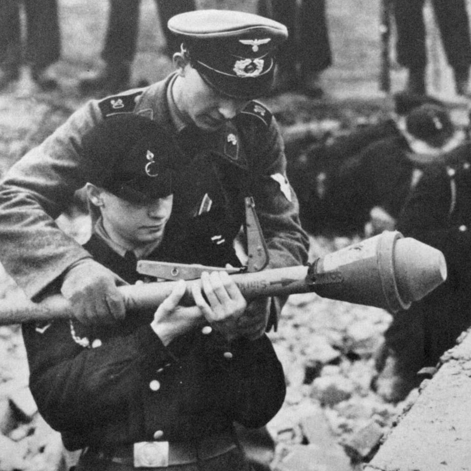 На первом фото немецкий подросток в 1945 учится запускать противотанковые гранаты из Panzerfaust, на втором – русские подростки запускают игрушечные мины из игрушечных минометов