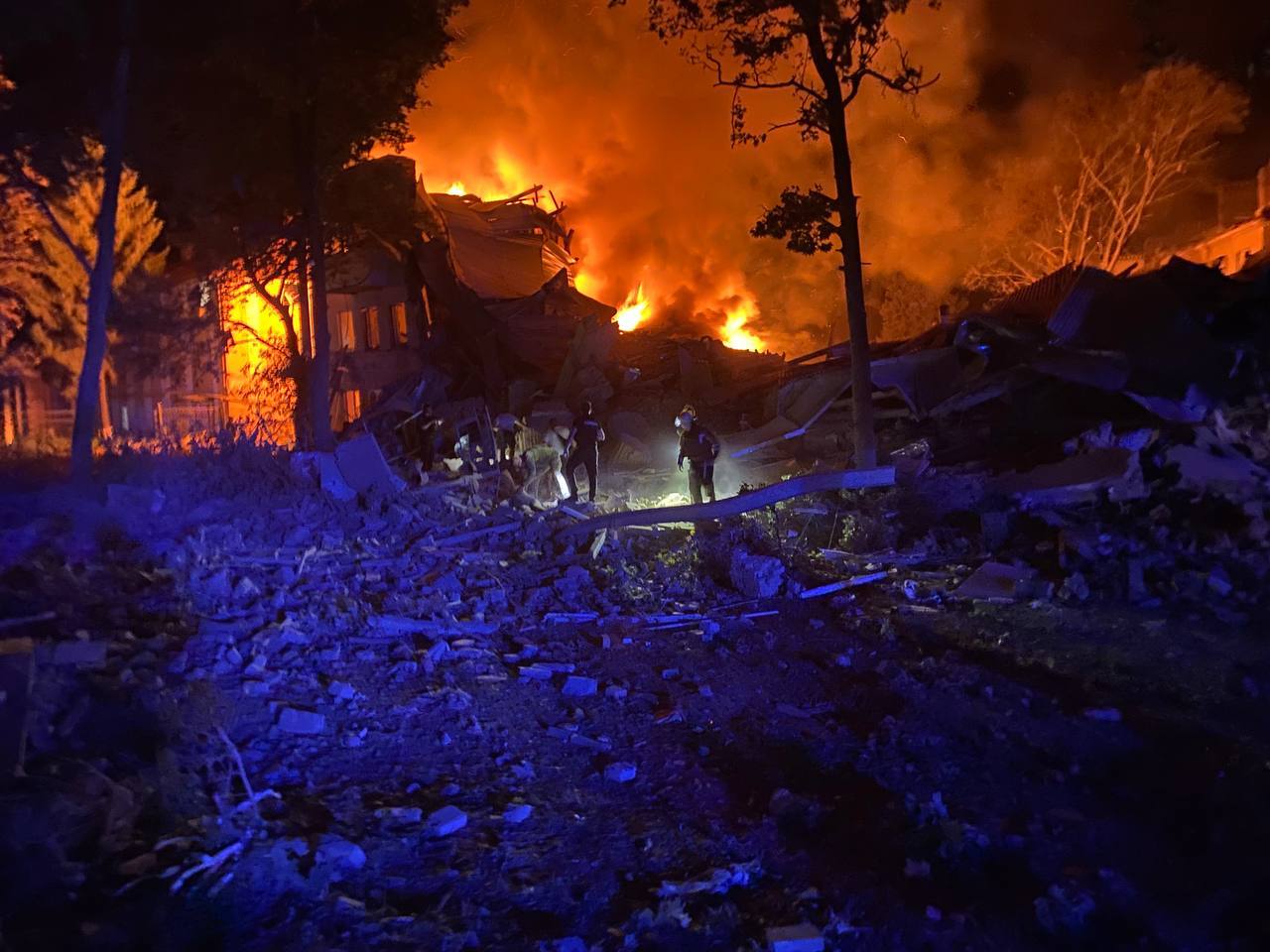 Треш в Харькове: орки нанесли ракетный удар по жилому дому