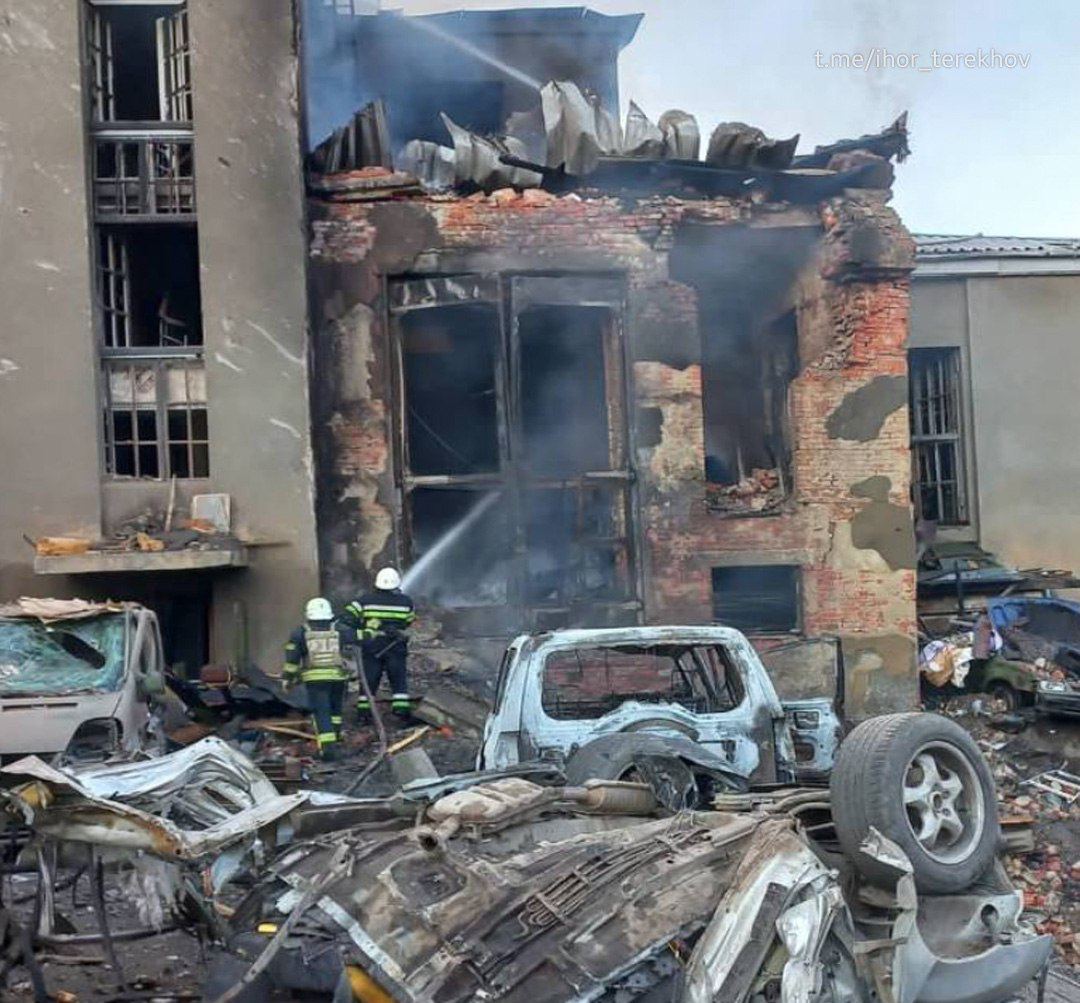 Оккупанты ударили по ещё одному общежитию в Харькове