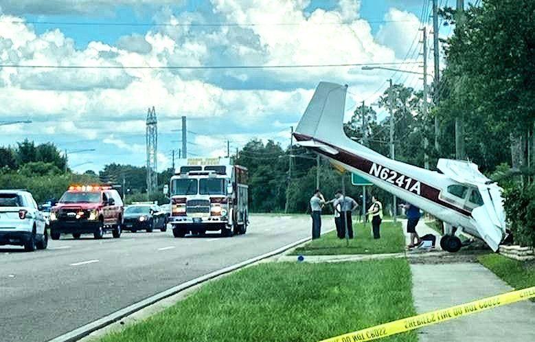 В США малогабаритный самолёт рухнул прямо на оживленную улицу