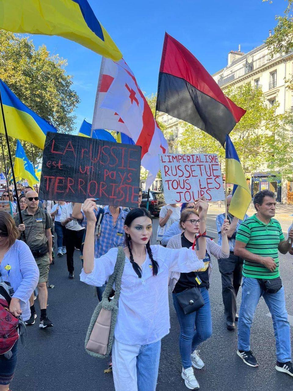 «Россия – страна-террорист»: в Париже прошла акция в поддержку Украины