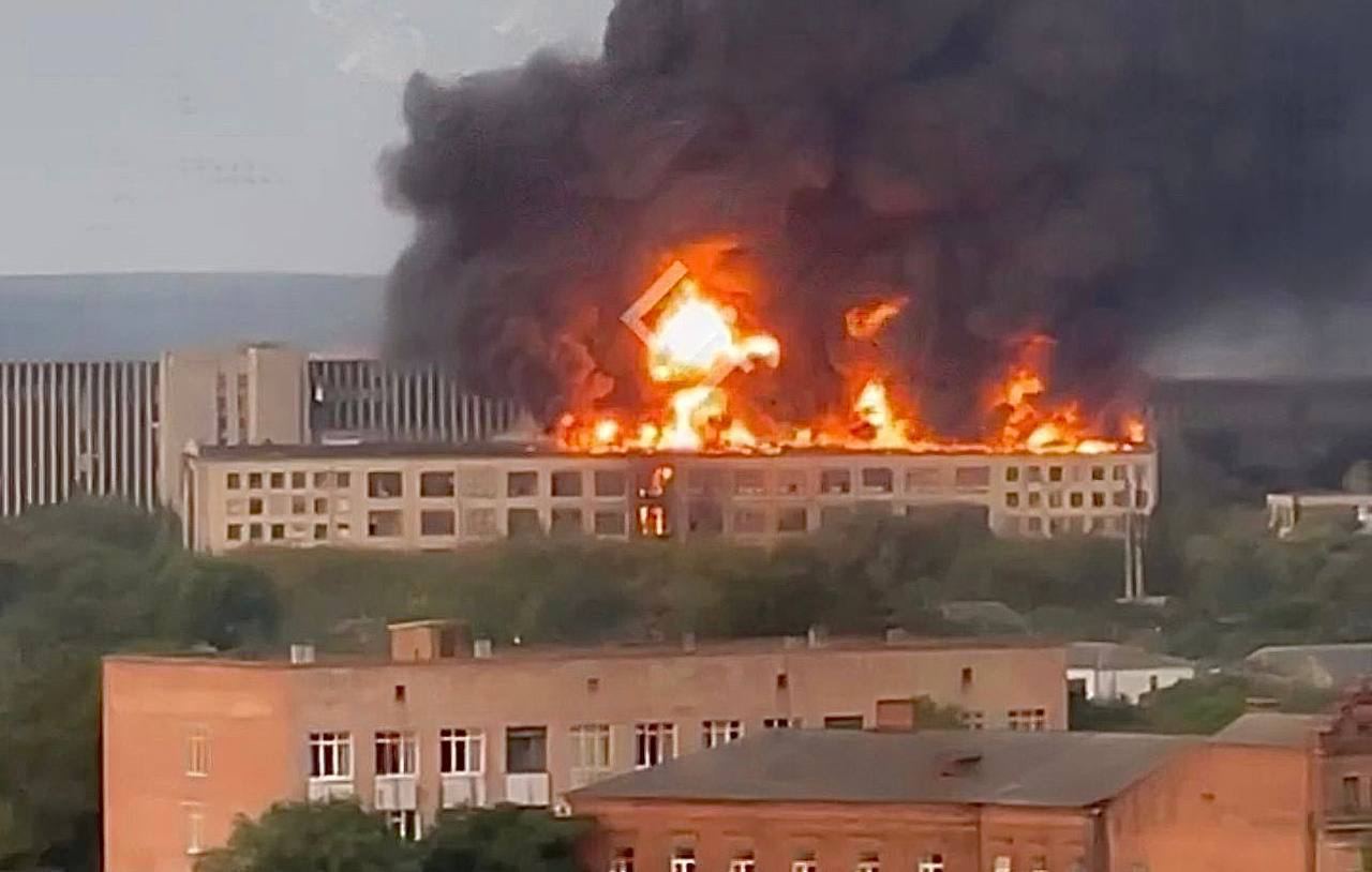 В Харькове масштабный пожар - горит крыша одного из зданий на заводе Шевченко