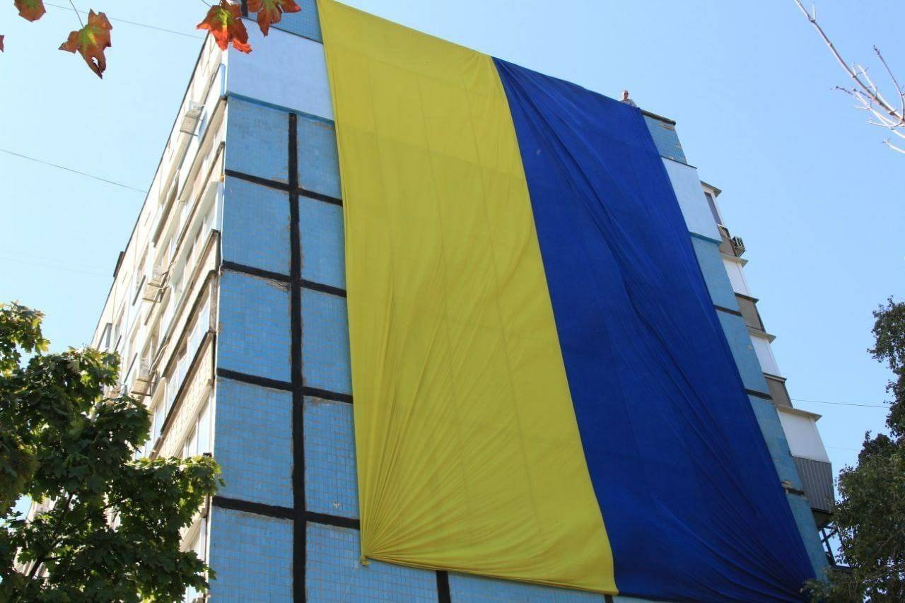 🇺🇦В Днепре на фасаде многоэтажки развернули флаг Украины