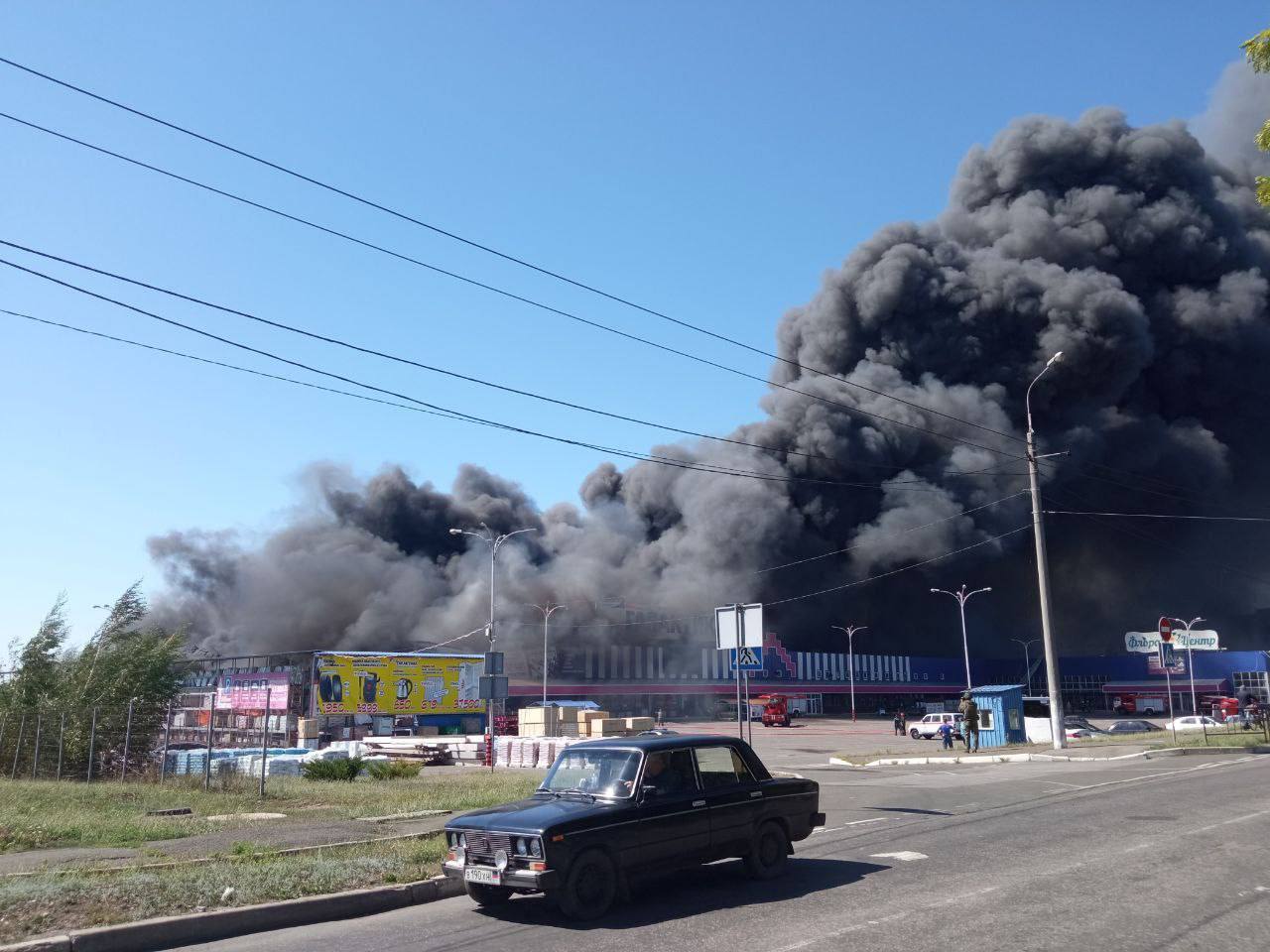 В Донецке горит крупный торговый центр "Галактика" (точнее "Эпицентр", здание которого было украдено оккупантами)