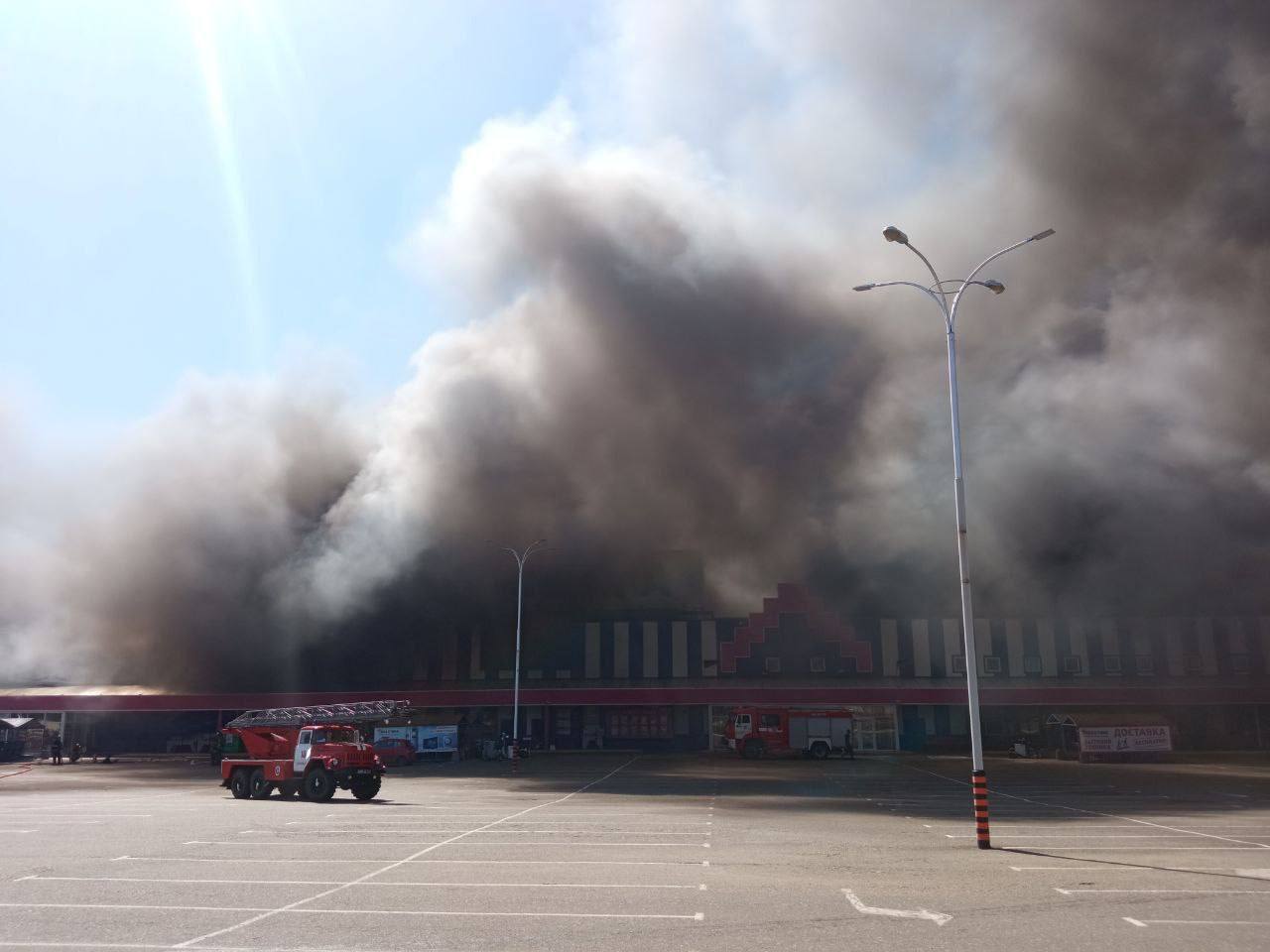 В Донецке горит крупный торговый
