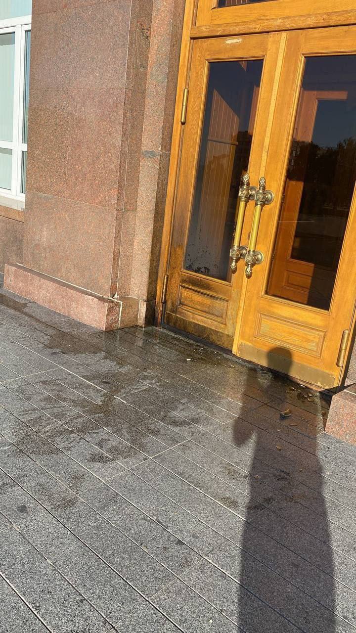 На россии тоже поздравляют Украину с Днем Независимости - в орле мужчина забросал коктейлями Молотова здание областной администрации