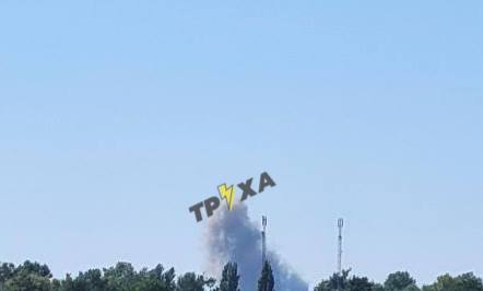 После взрыва в Киевской области виднеется столб дыма