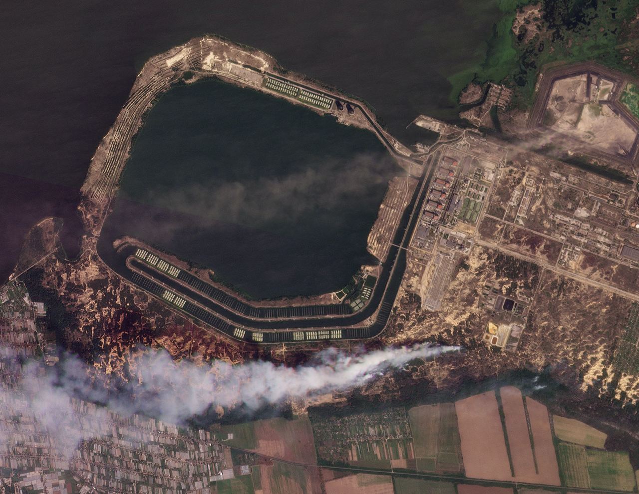 CNN опубликовали спутниковые снимки, на которых видны пожары и дым в районе ЗАЭС