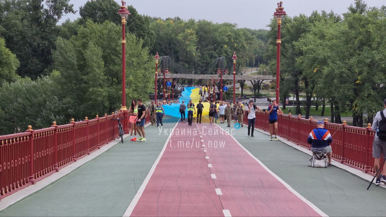 Временно перемещенные украинцы, в том числе херсонцы и мариупольцы, символически объединили левый и правый берега Днепра с помощью флага Украины длиной 430 метров 