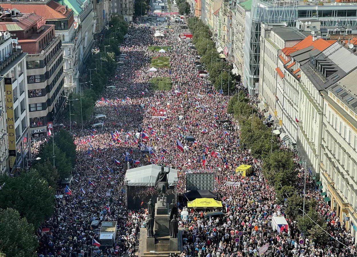 В центре Праги сейчас так - жители требуют отставки правительства