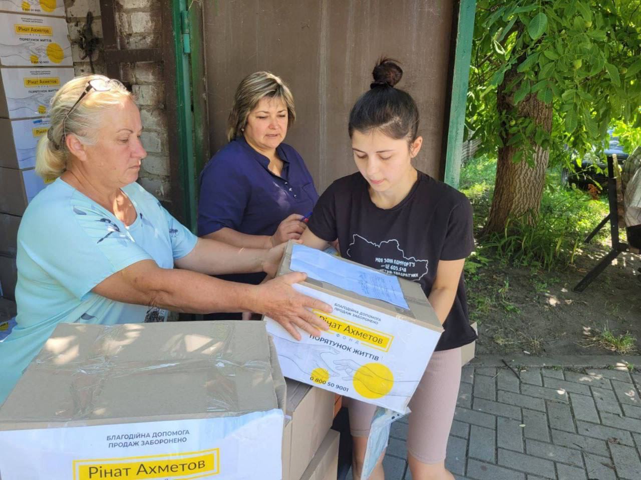 Более 3,6 тысяч продуктовых наборов недавно передал Фонд Рината Ахметова в Донецкую область