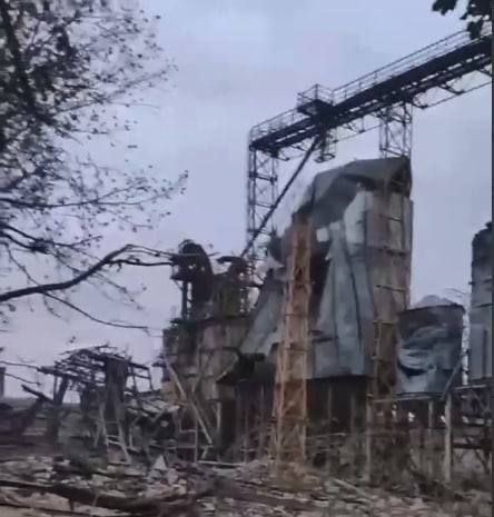 Несколько тысяч тонн зерна уничтожено в Очакове Николаевской области в результате прилета ракет сегодня утром, - заммэра Алексей Васьков