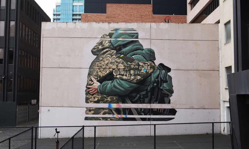 В Мельбурне закрасили скандальный мурал австралийского художника Питера Ситона, на котором боец ВСУ обнимает российского оккупанта 
