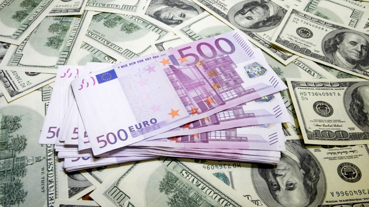 Курс евро к доллару упал
