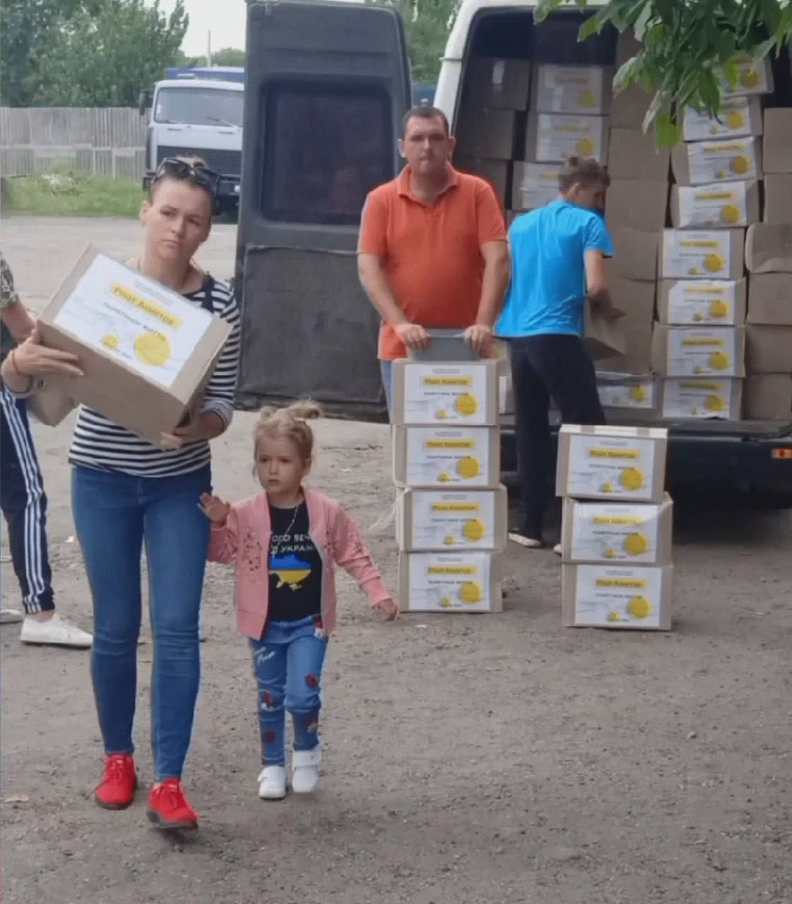 В Николаевскую область, которая остается горячей точкой Украины, Фонд Рината Ахметова передал 1900 наборов с самыми необходимыми продуктами питания