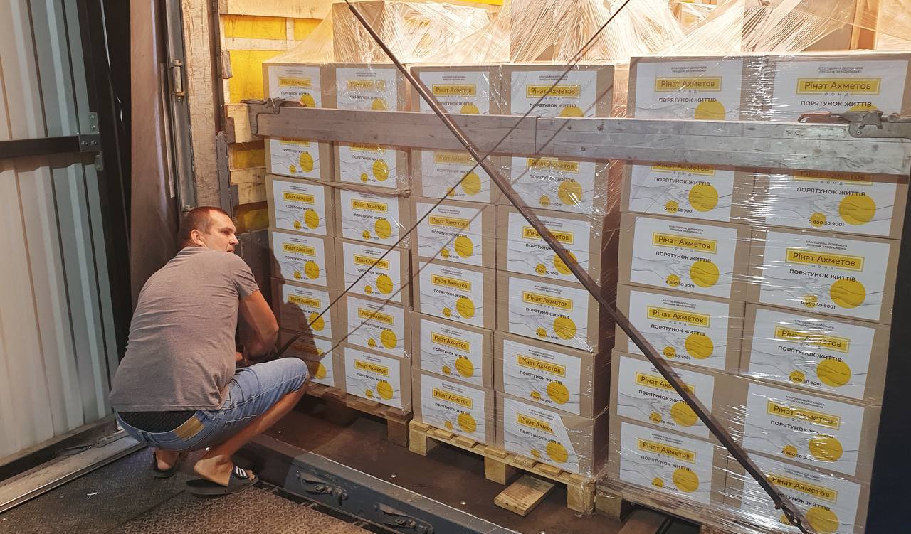 Громады Донецкой области получили 5400 наборов с самыми необходимыми продуктами питания от Фонда Рината Ахметова