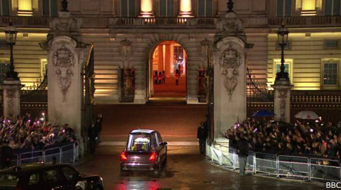 Катафалк с гробом королевы Елизаветы II прибыл в Букингемский дворец, – BBC