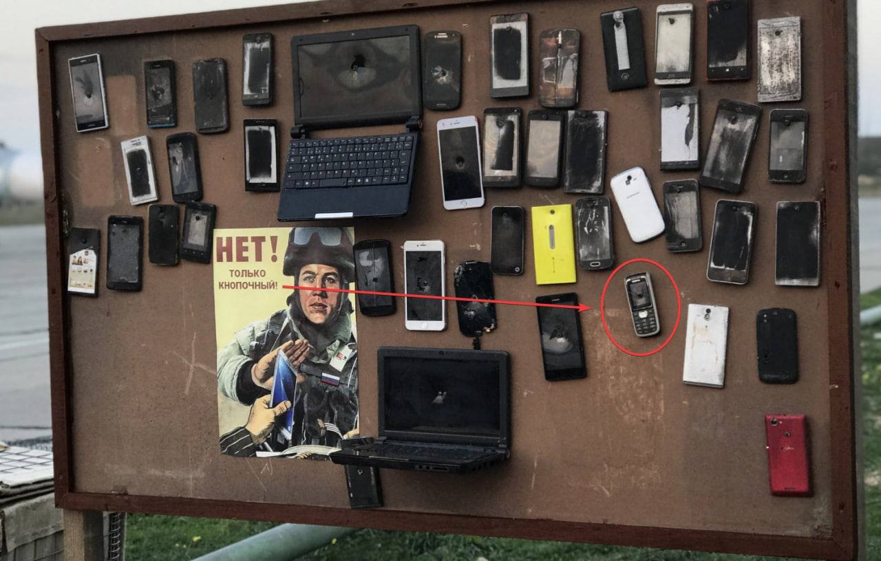 На авиабазе в Крыму рашисти сделали стенд с отобранными у солдат смартфонами и ноутбуками, так как боятся, что Украина бомбит русню именно по наводке на гаджеты 