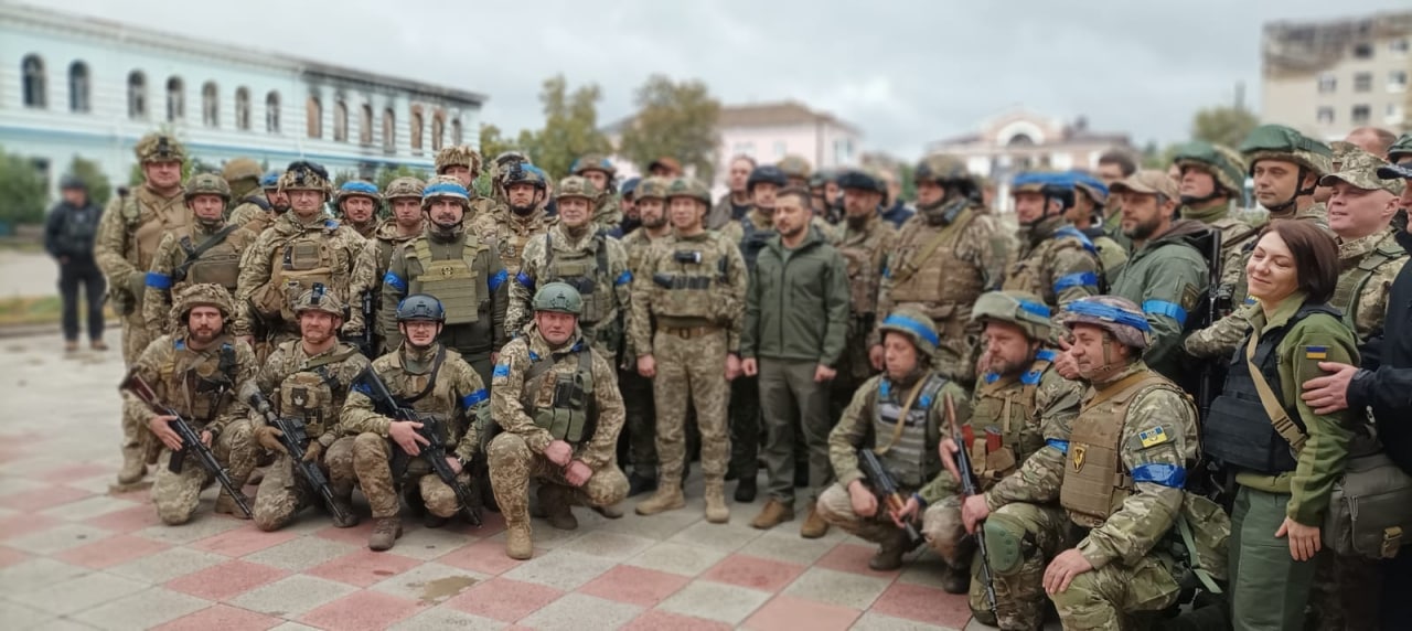 Сегодня в освобожденном украинскими десантниками Изюме подняли флаг Украины