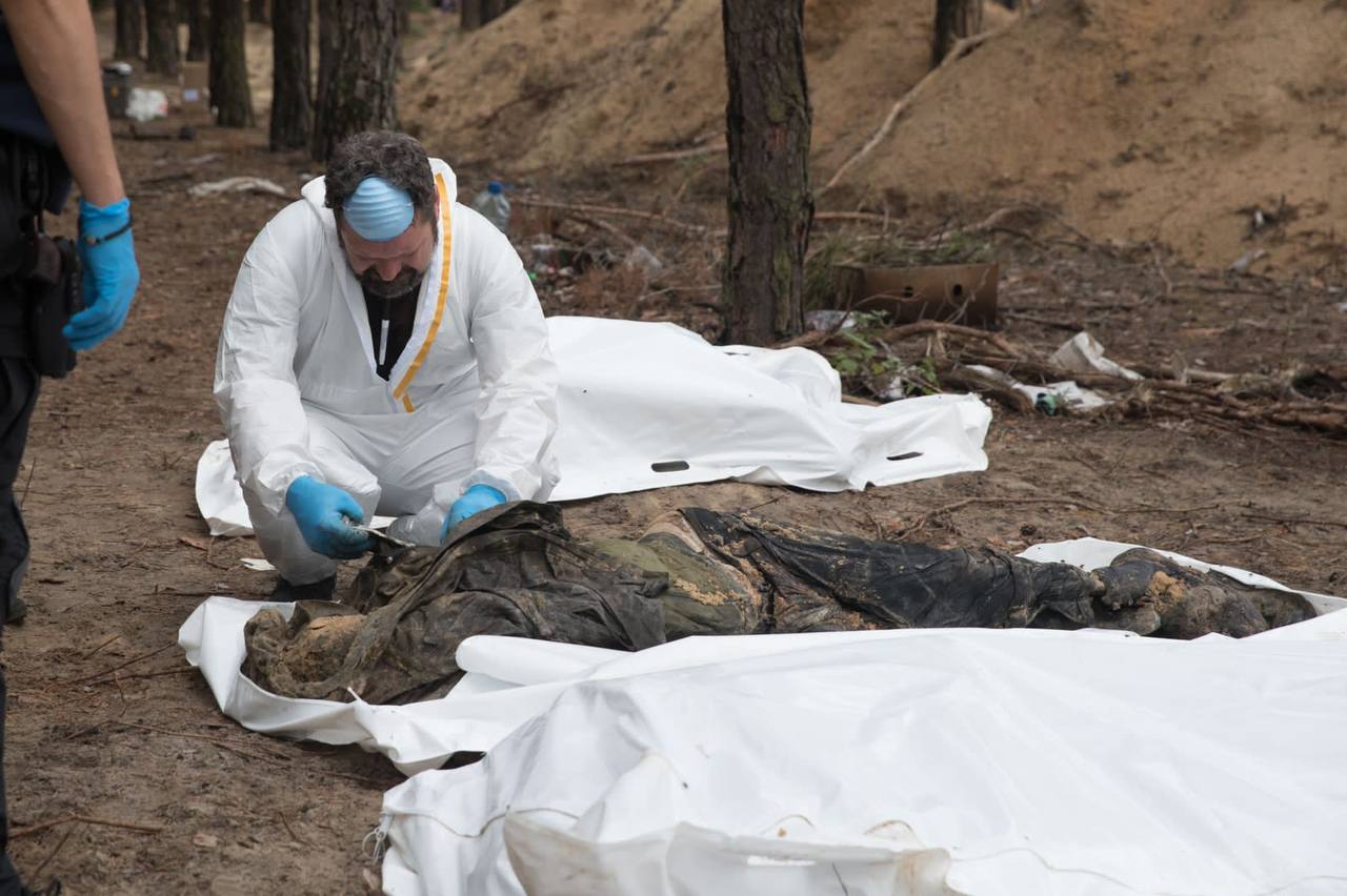 В Ізюмі виявлено понад 400 тіл на місці масового поховання, – президент Зеленський