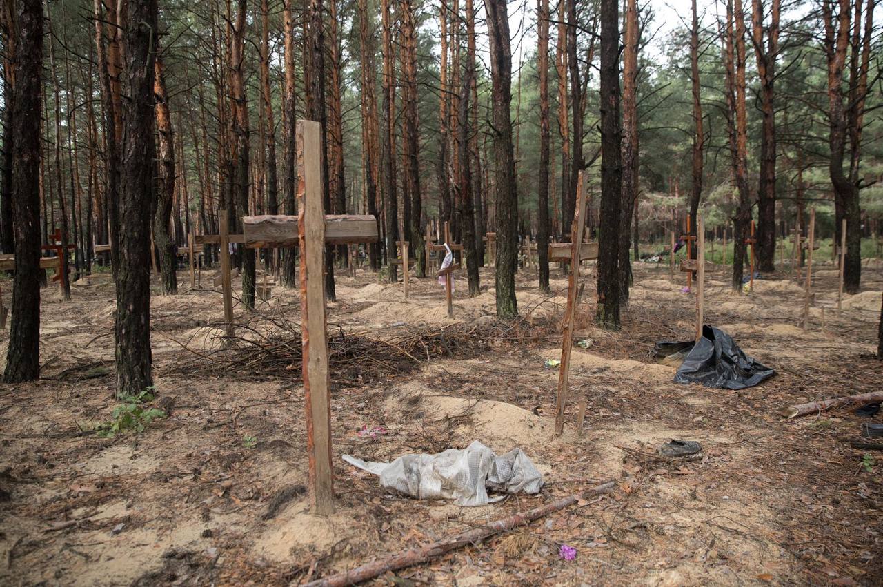 Владимир Зеленский заявил, что в месте массового захоронения в Изюме найдено более 400 тел