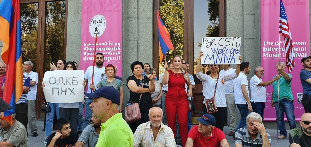 Протестующие в Ереване стоят с американскими флагами и плакатами, призывающими выйти из ОДКБ