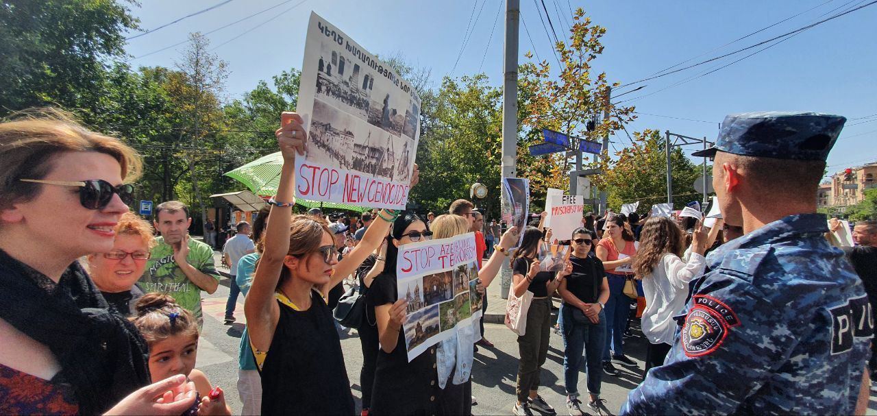 Протестующие в Ереване стоят с