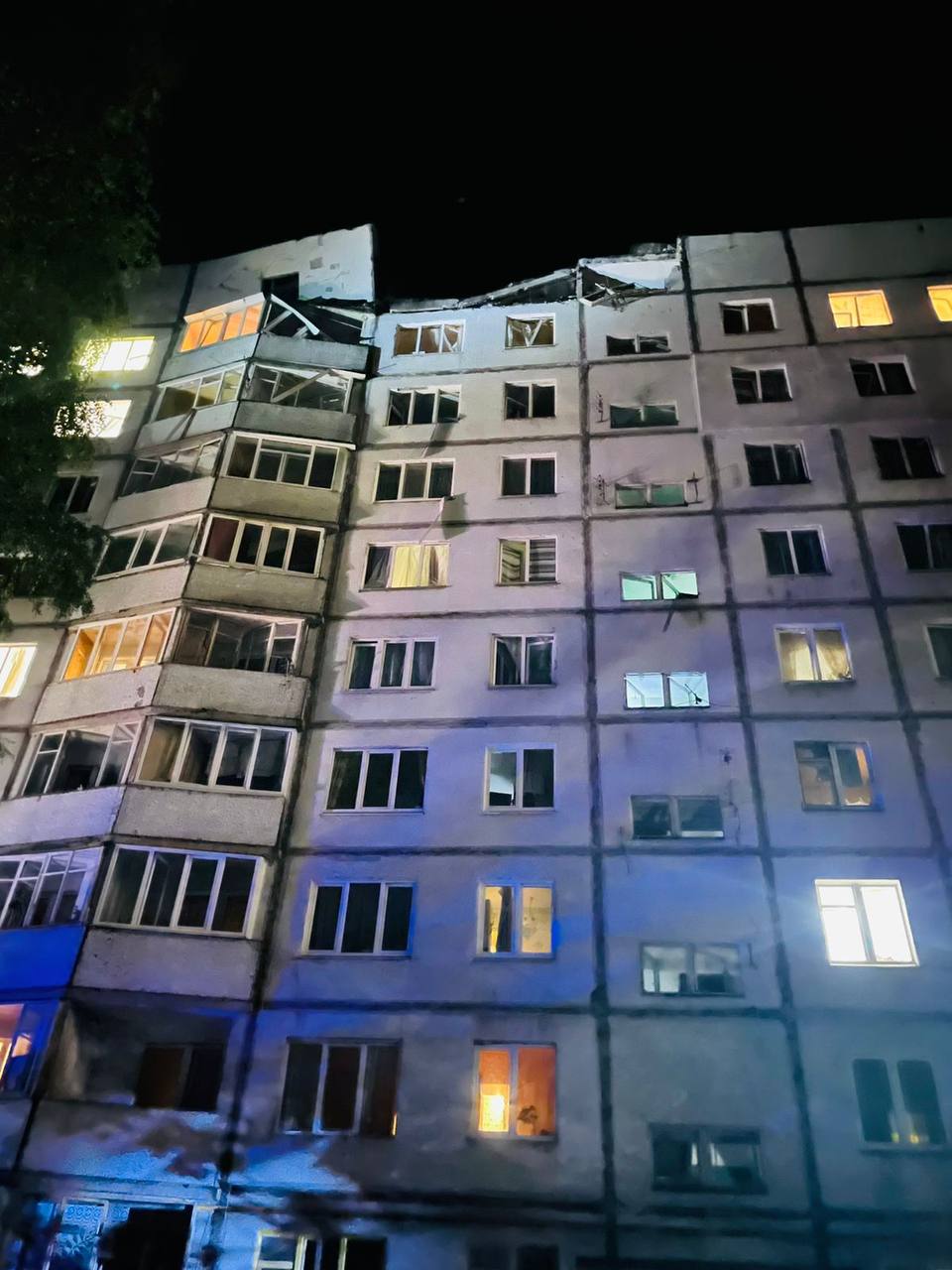 Оккупанты ночью обстреляли многоэтажные жилые