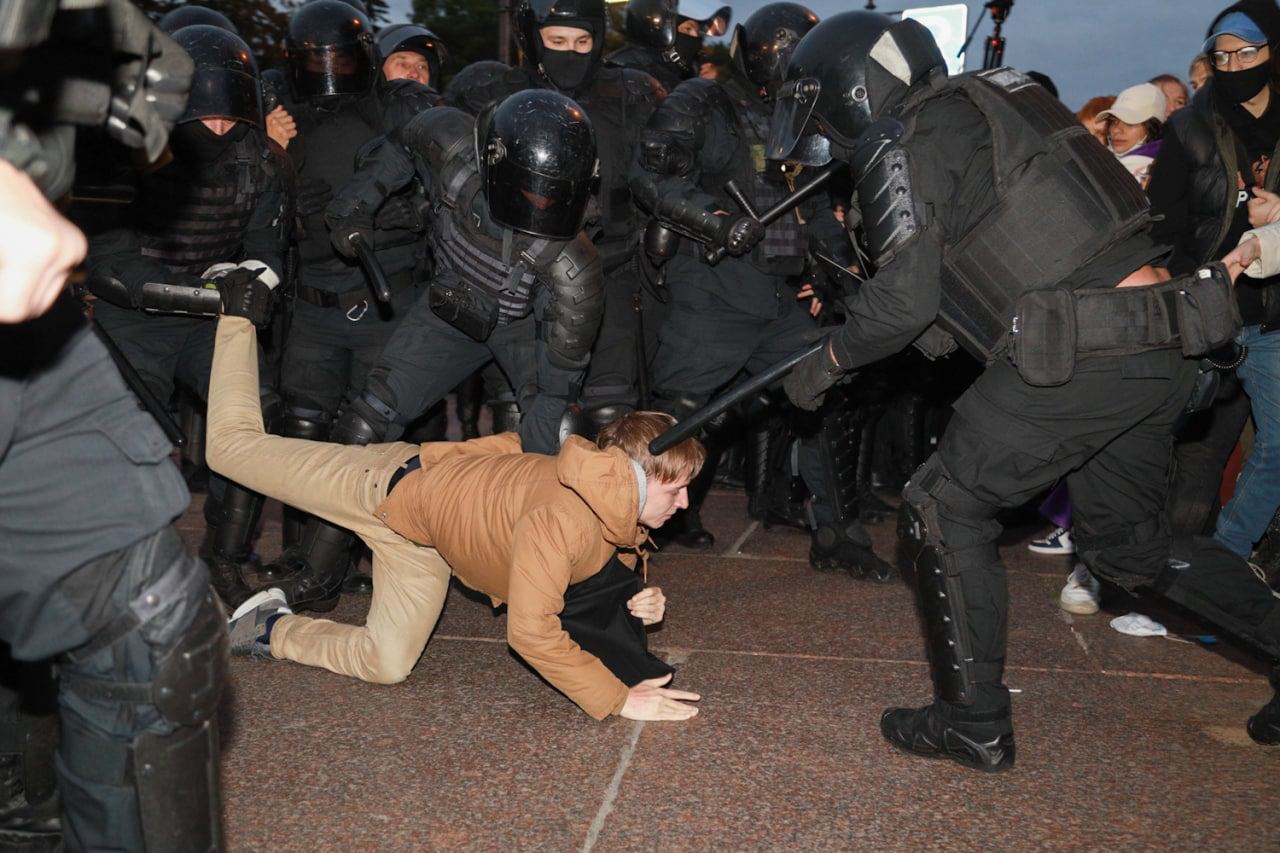 «Путина в окопы» – скандируют митингующие в Москве
