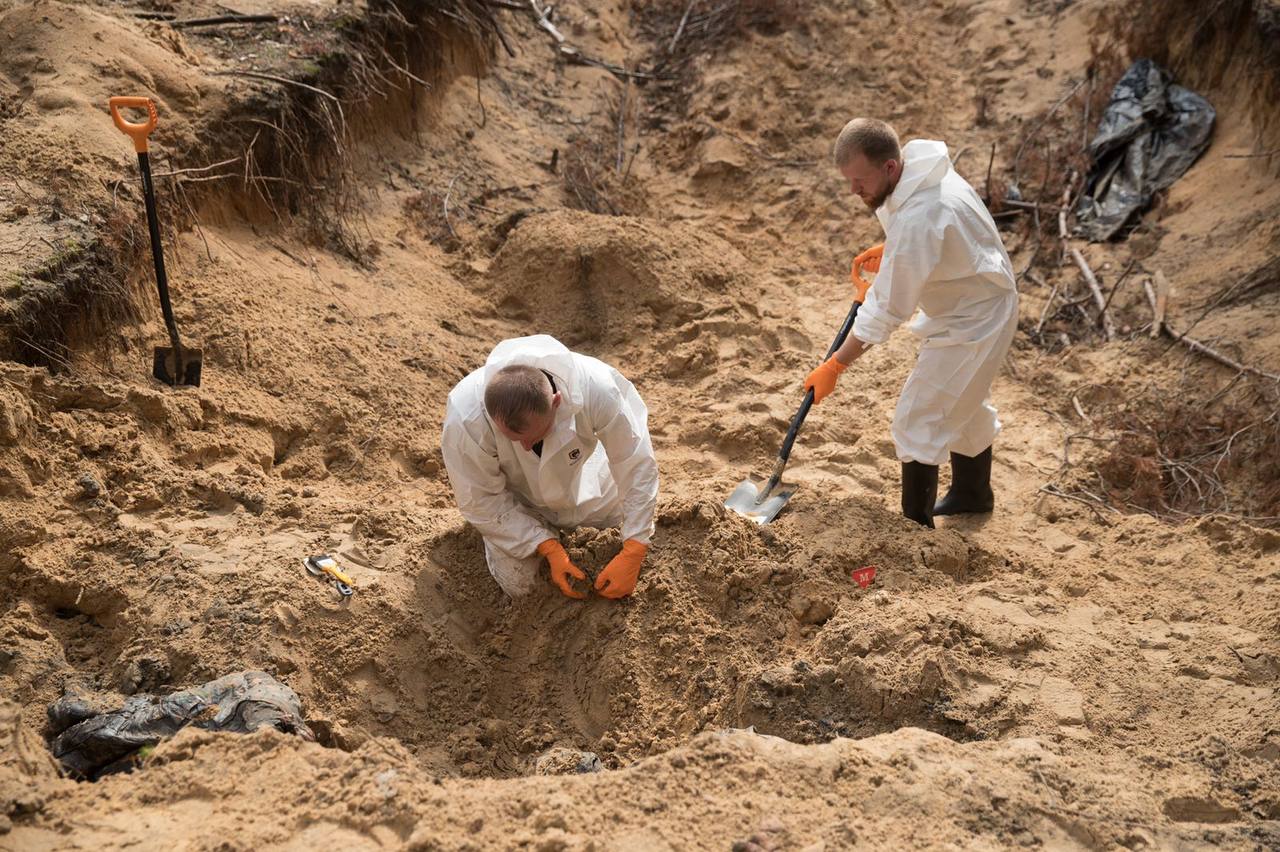 В результате эксгумации на месте массового захоронения в Изюме найдено 447 тел