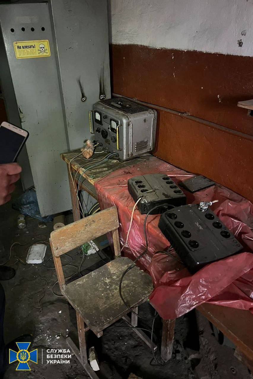 Так выглядит российский электрический стул, на котором пытали украинцев под Харьковом 🤬