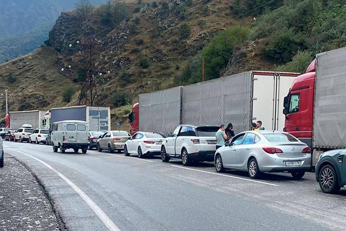 Количество грузовых и легковых автомобилей, ожидающих проезда, из-за границы с Грузией в Северной Осетии возросло до 5,5 тысяч — МВД