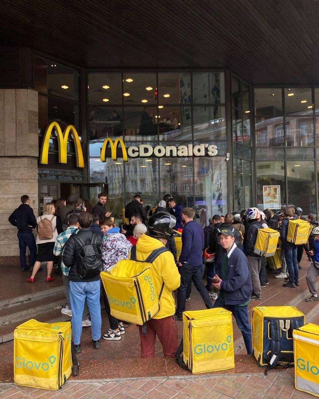 McDonald’s сегодня открыл залы для посетителей в 10 ресторанах Киева