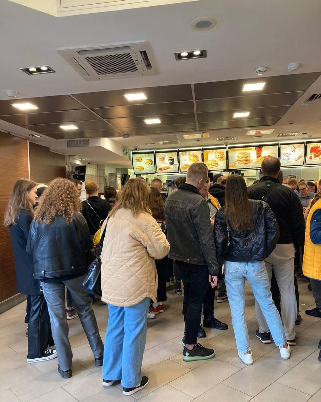 McDonald’s сегодня открыл залы для